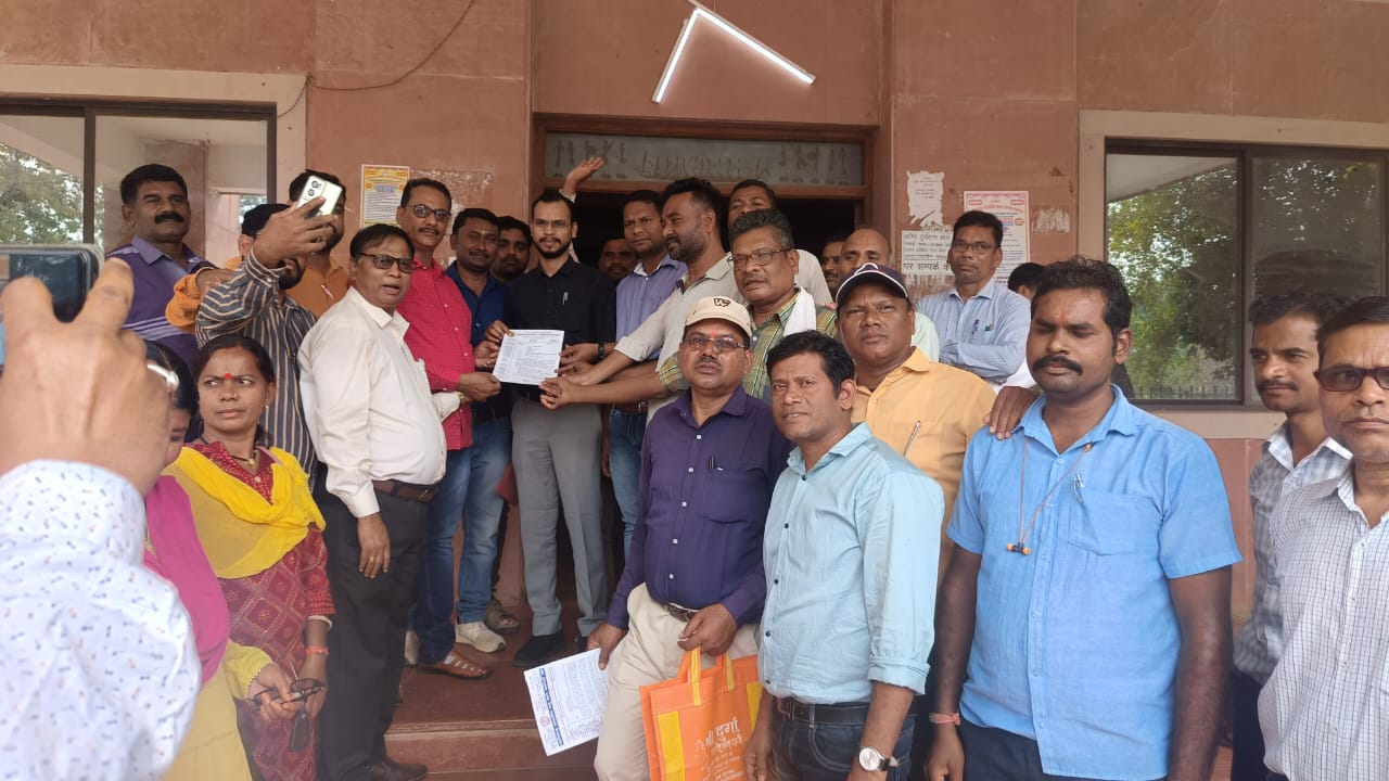 छत्तीसगढ़ कर्मचारी-अधिकारी फेडरेशन द्वारा लंबित मांगों को लेकर मुख्यमंत्री के नाम कलेक्टर को सौंपा ज्ञापन