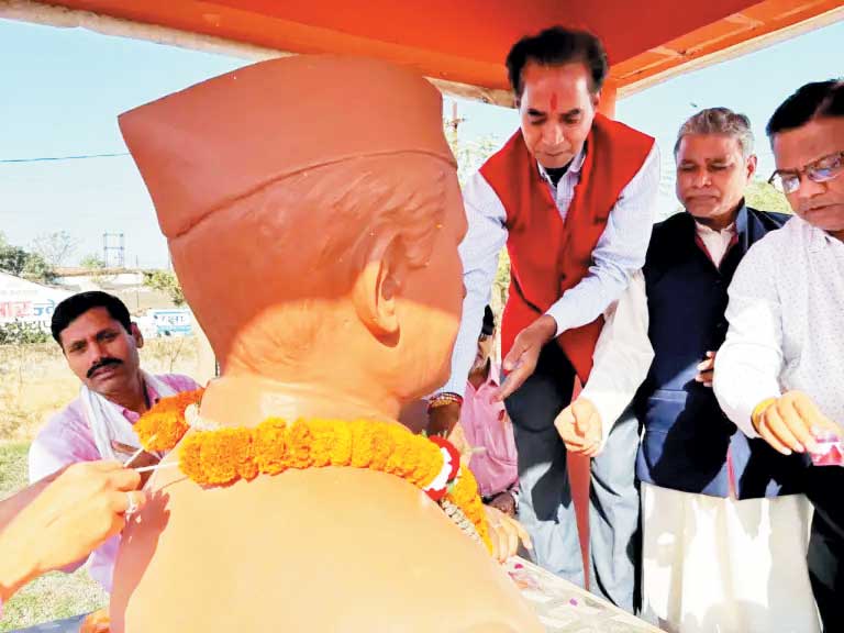 डॉ. खूबचन्द बघेल को दी श्रद्धांजलि डॉ. खूबचन्द बघेल को दी श्रद्धांजलि