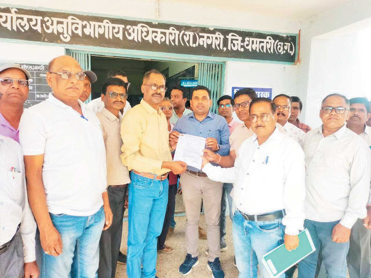 कर्मचारियों ने सीएम के नाम मांगों का सौंपा ज्ञापन कर्मचारियों ने सीएम के नाम मांगों का सौंपा ज्ञापन
