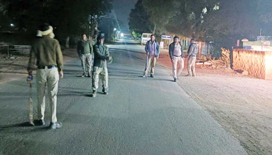 देर रात पुलिस की कॉम्बिंग गश्त, होटल-लॉज की चेकिंग