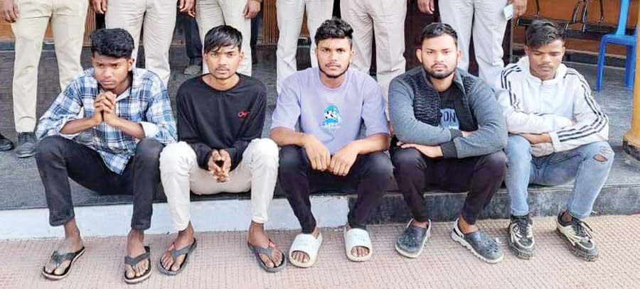 चौपाटी में हुड़दंग, 5 नाबालिग समेत 10 आरोपी गिरफ्तार चौपाटी में हुड़दंग, 5 नाबालिग समेत 10 आरोपी गिरफ्तार