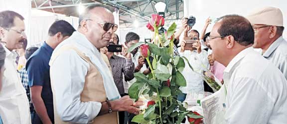 फूल-ताजी सब्जियां देख खुश हुए विधायक