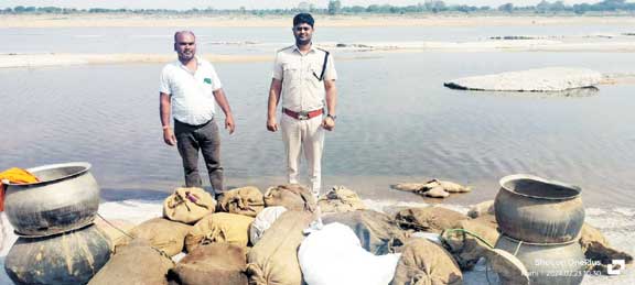 महुआ शराब व लाहन जब्त