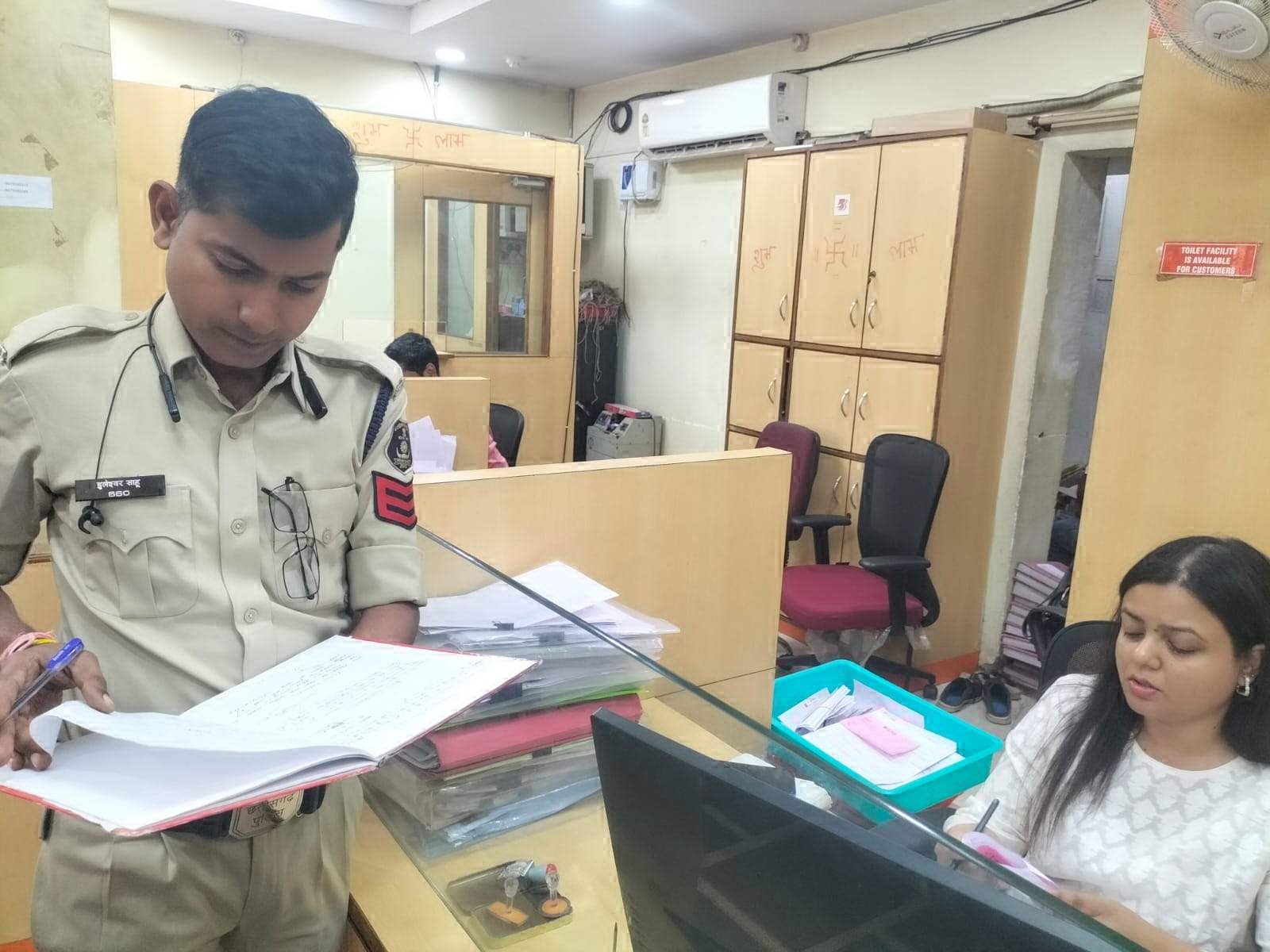 पुलिस ने बैंकों और एटीएम का किया निरीक्षण पुलिस ने बैंकों और एटीएम का किया निरीक्षण