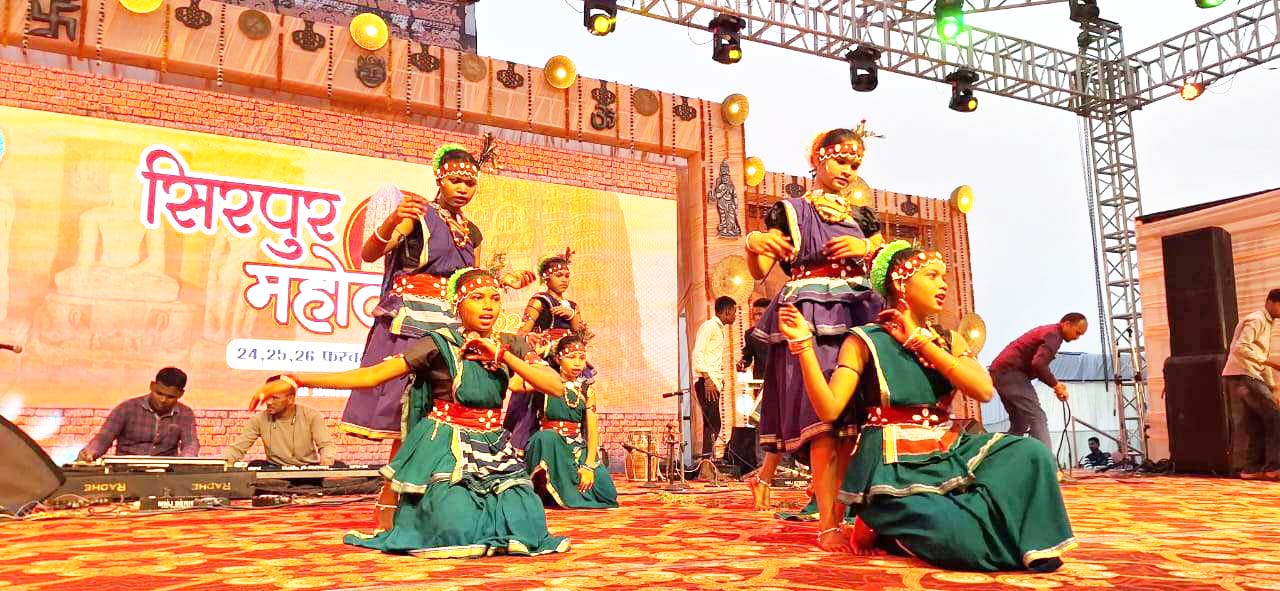 सिरपुर महोत्सव का आज अंतिम दिन: चौबीसों घंटे रौनक, कोना-कोना दमक रहा, नदी के किनारे झूले, मिठाईयां, खिलौनों की दुकानें सिरपुर महोत्सव का आज अंतिम दिन: चौबीसों घंटे रौनक, कोना-कोना दमक रहा, नदी के किनारे झूले, मिठाईयां, खिलौनों की दुकानें