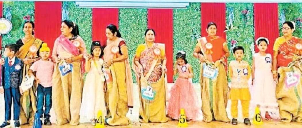 एकैडमिक वल्र्ड स्कूल में पोते-पोतियों ने मनाया दादा-दादी दिवस 