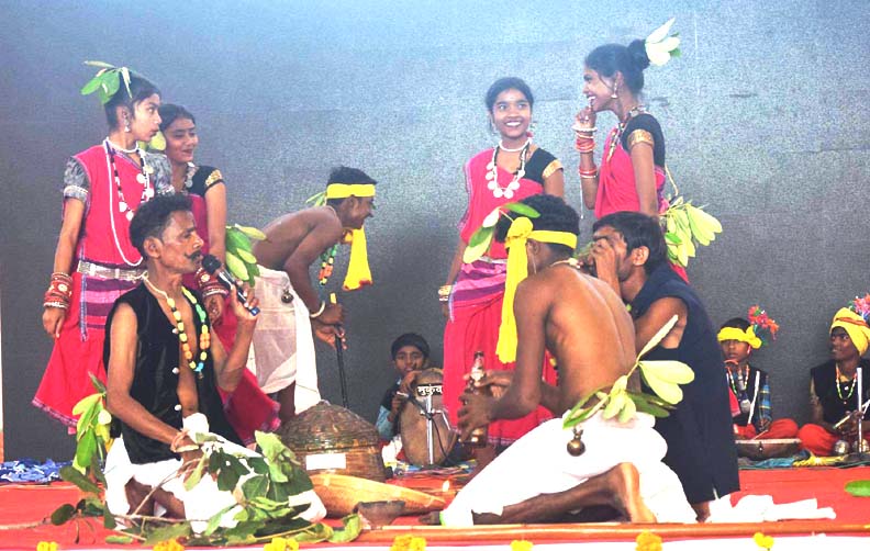 स्थानीय कलाकारों को मिल रहा मौके