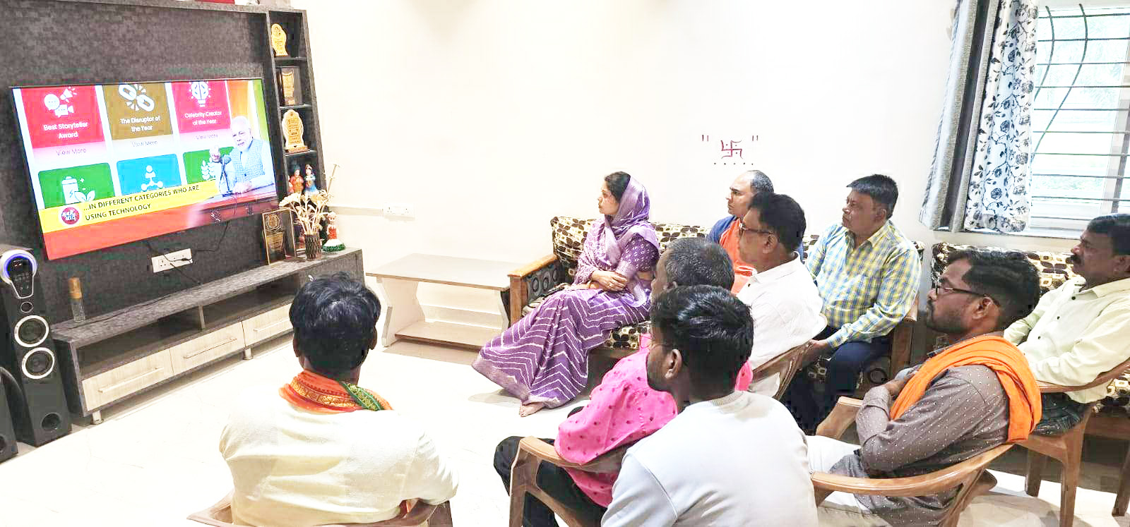 पूर्व विधायक ने कार्यकर्ताओं संग सुनी मन की बात पूर्व विधायक ने कार्यकर्ताओं संग सुनी मन की बात