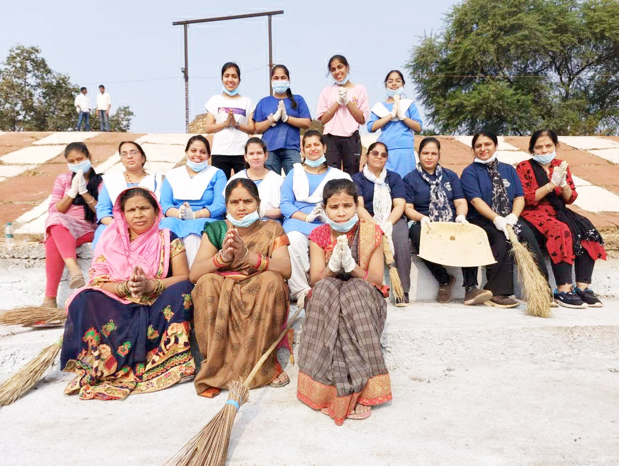 त्रिवेणी संगम नेहरू घाट पर स्वच्छता अभियान त्रिवेणी संगम नेहरू घाट पर स्वच्छता अभियान