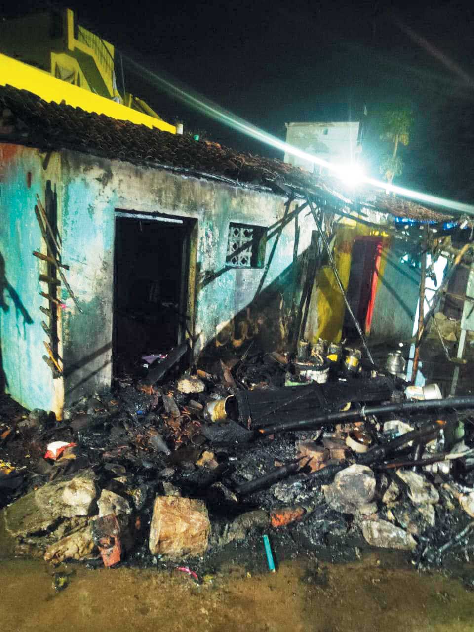 आधी रात घर में लगी आग, मां-बेटे की मौत, बहन-भांजी झुलसी