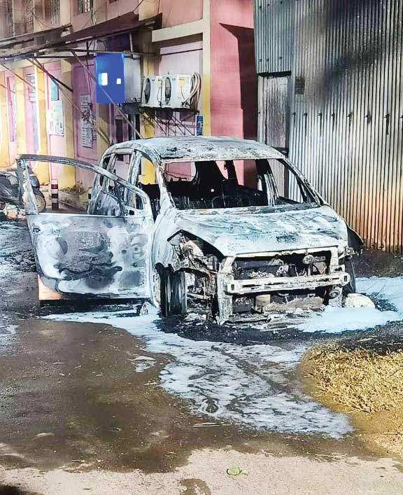 खुद की कार में लगाई आग, खाक खुद की कार में लगाई आग, खाक