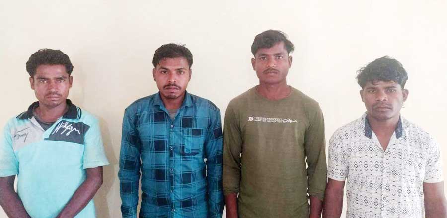 विस्फोटक संग 4 नक्सली गिरफ्तार विस्फोटक संग 4 नक्सली गिरफ्तार