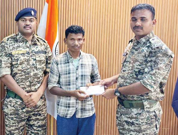 आठ लाख के ईनामी नक्सली का समर्पण