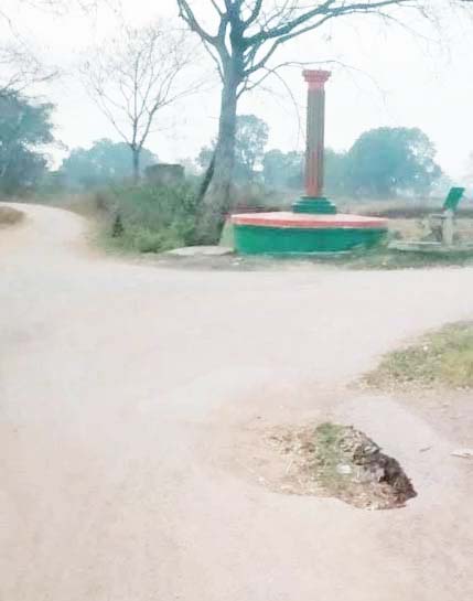 एनएच को जोडऩे वाला मार्ग हुआ जर्जर, सडक़ में बने गड्ढे हुए जानलेवा