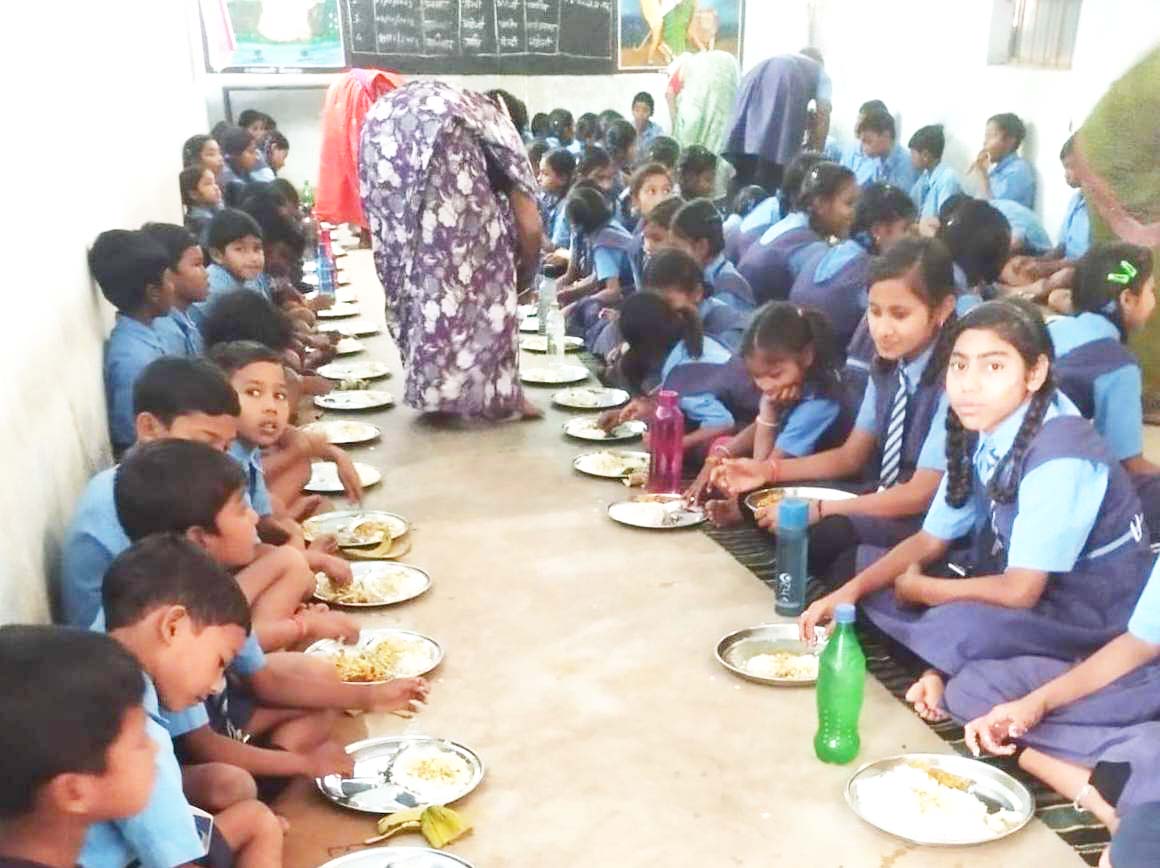 बेटी के जन्मदिन पर स्कूली बच्चों को न्योता भोज बेटी के जन्मदिन पर स्कूली बच्चों को न्योता भोज