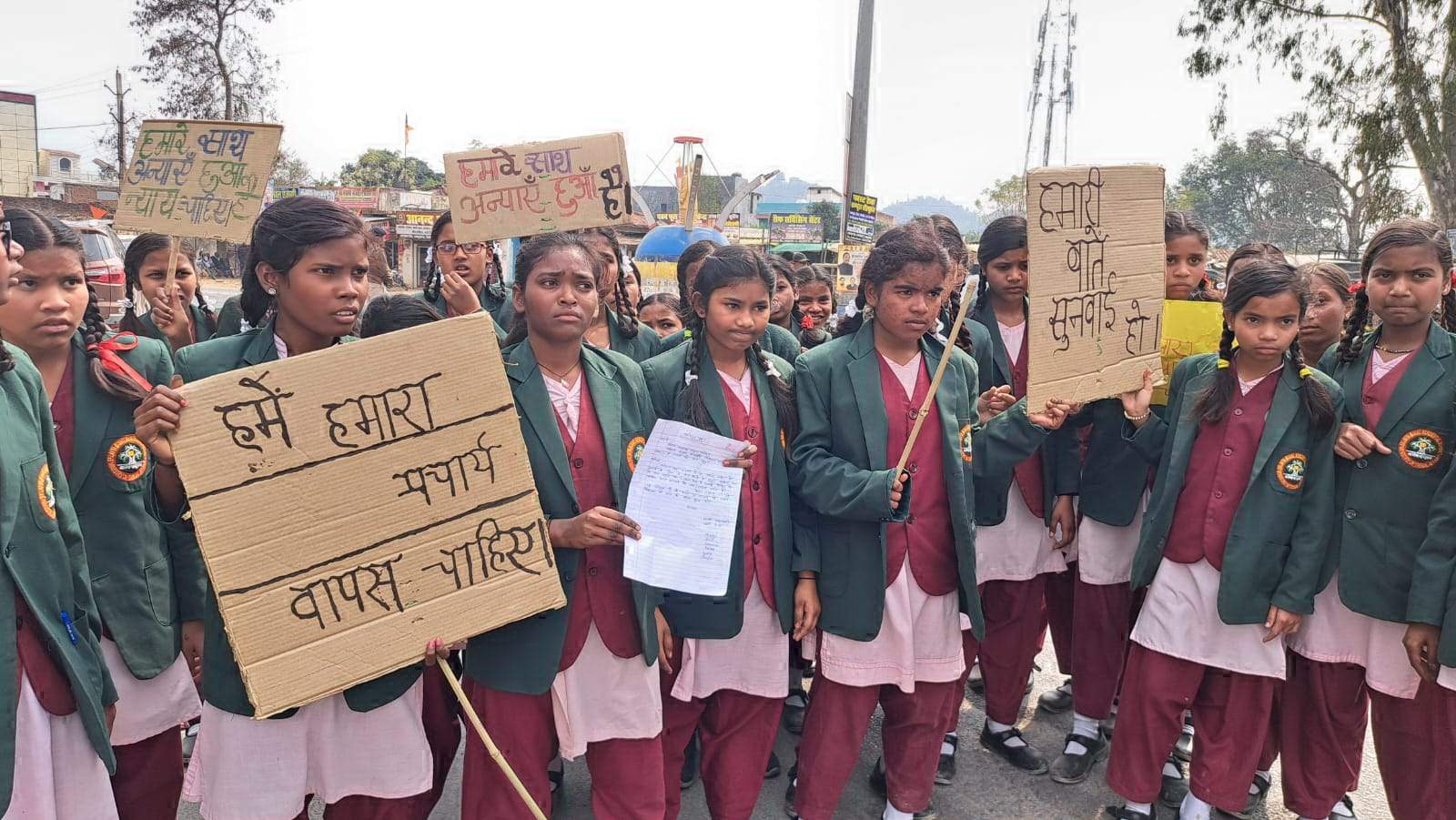 प्राचार्य को हटाने के विरोध में रैली, ज्ञापन