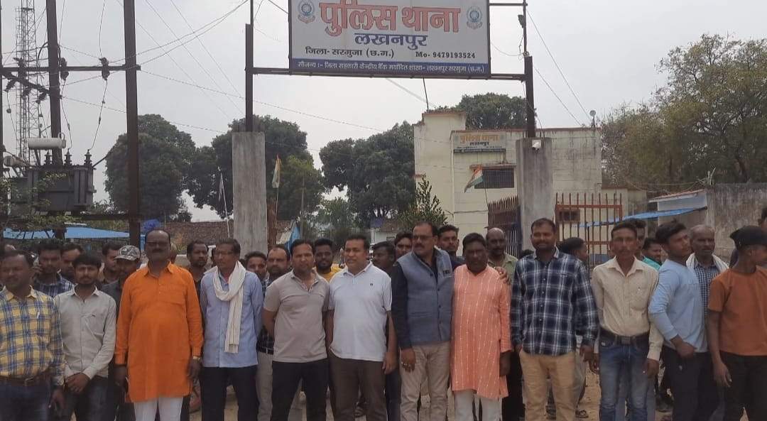 अमेरा खदान में डकैती, भाजपाइयों और ग्रामीणों ने थाना घेरा अमेरा खदान में डकैती, भाजपाइयों और ग्रामीणों ने थाना घेरा