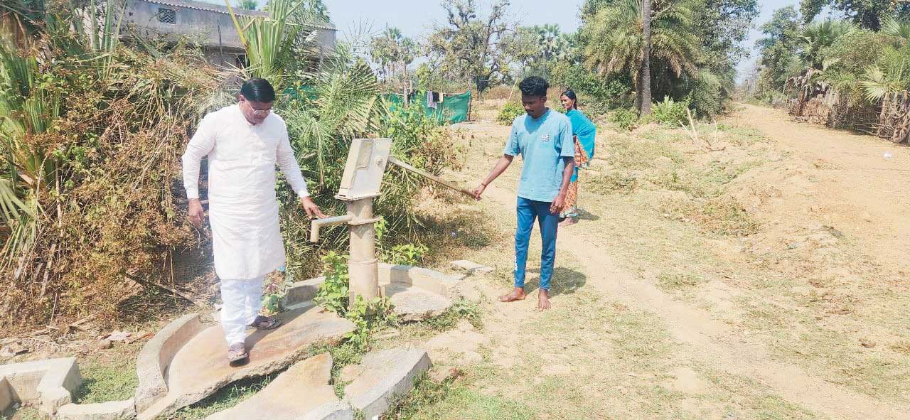 गर्मी शुरू, बिगड़े हैंडपम्पों को सुधारने की चिंता विभाग को नहीं - ताटी
