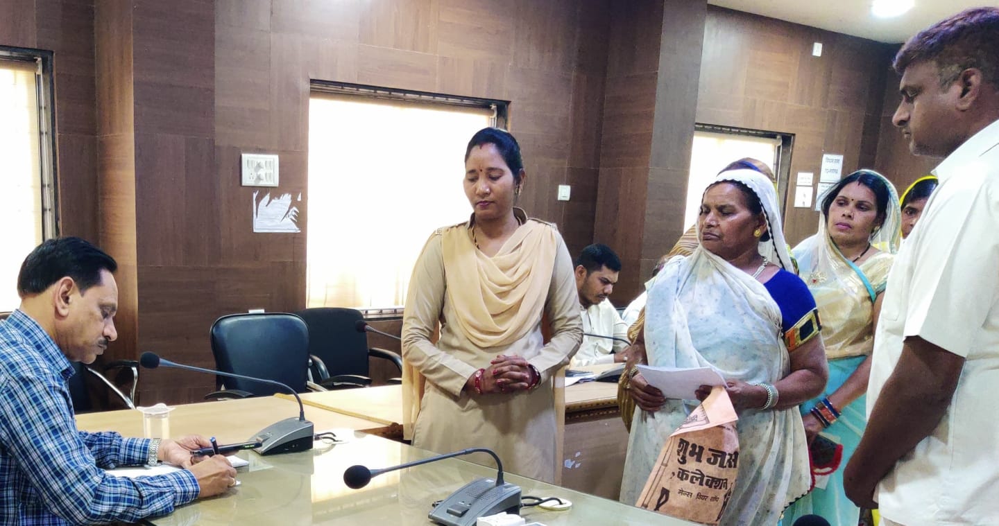 आवास पाने, दुकान आवंटन व भूमि दिलाने की मांग