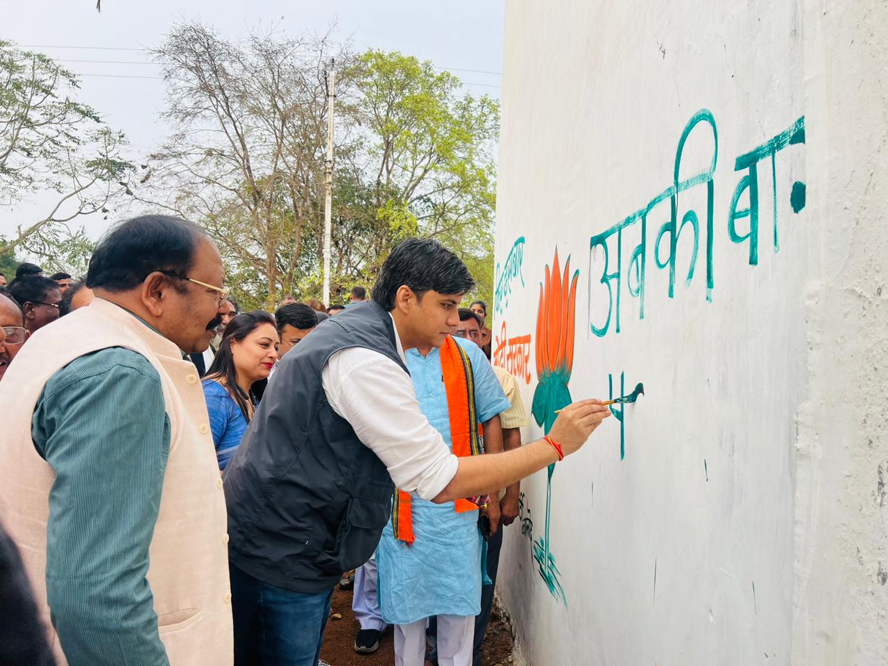 अभिषेक ने किया चुनावी कार्यालय का उद्घाटन