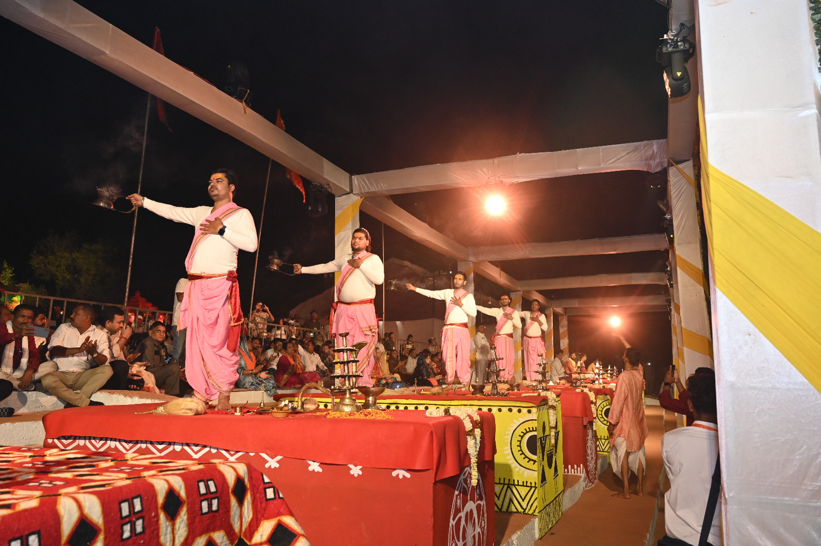 राजिम कुंभ में महानदी की भव्य आरती में हजारों शामिल राजिम कुंभ में महानदी की भव्य आरती में हजारों शामिल