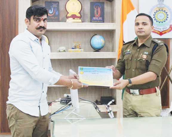 गुम मासूम एक घंटे में पहुंचा परिजनों के पास कारोबारी की सक्रियता को एसपी ने सराहा गुम मासूम एक घंटे में पहुंचा परिजनों के पास कारोबारी की सक्रियता को एसपी ने सराहा