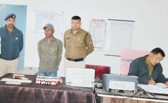 नशीली दवाओं संग आरोपी गिरफ्तार नशीली दवाओं संग आरोपी गिरफ्तार