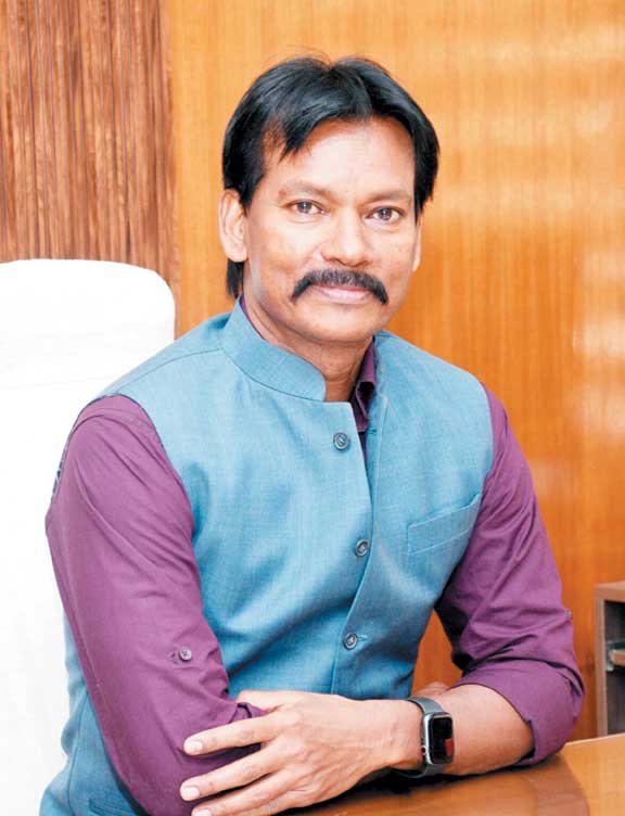 चुनाव से पहले भाजपा नेताओं को जेल भेजा, सरकार बनी तो कलेक्टर ही नप गए