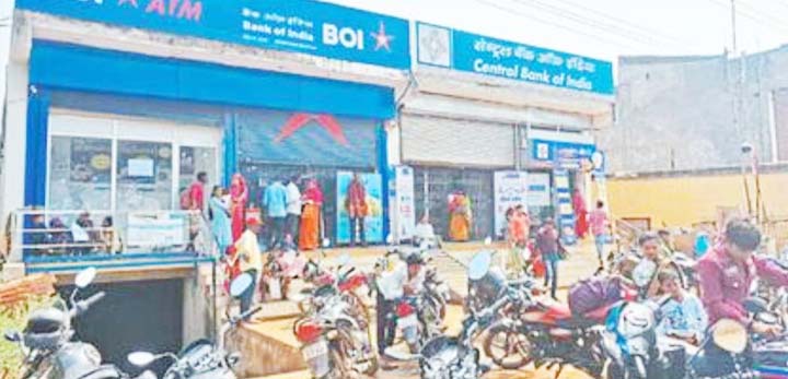 27 हजार से अधिक महिलाओं का खाता आधार से  लिंक नहीं, एकाएक बैंक पहुँचने से हो रही दिक्कत 