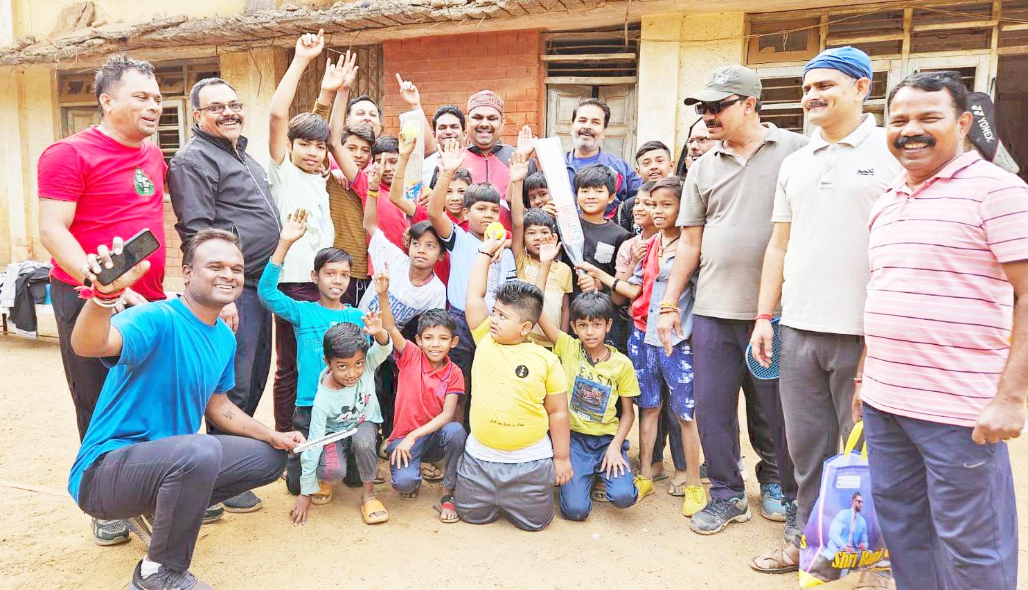 विधायक ने बच्चों को दिलाया क्रिकेट किट विधायक ने बच्चों को दिलाया क्रिकेट किट