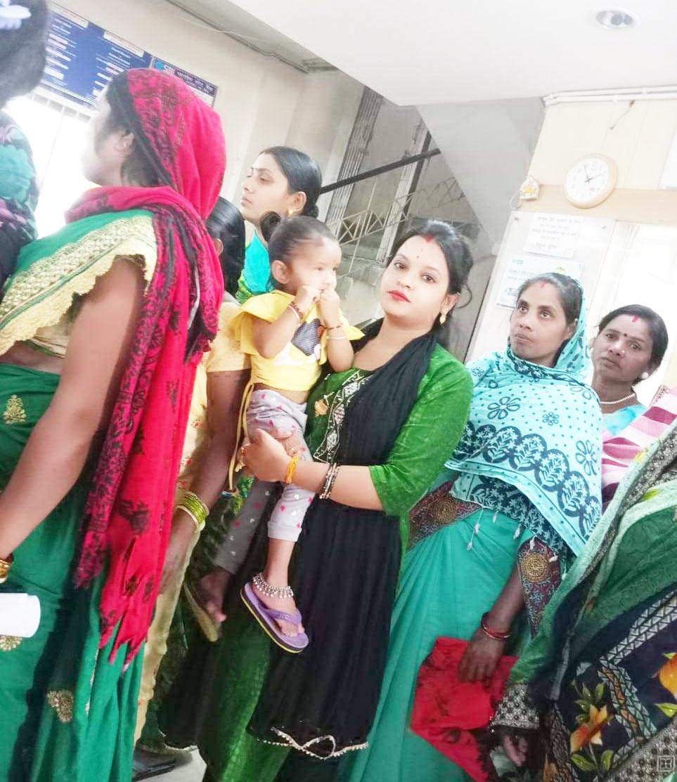 बैंक में महिलाएं हो रहीं परेशान