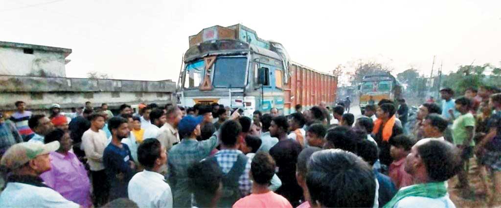 ट्रक ने बच्चे को रौंदा, गुस्साए ग्रामीणों का चक्काजाम