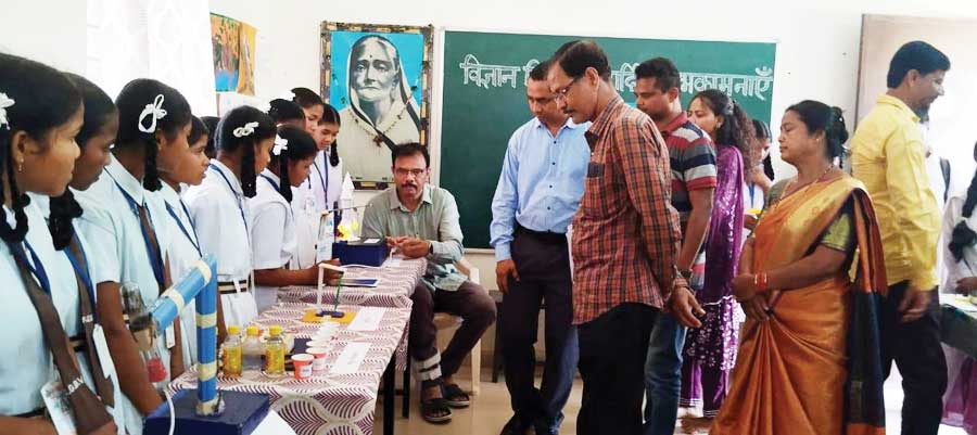 बालिका आवासीय विद्यालय में विज्ञान मेला