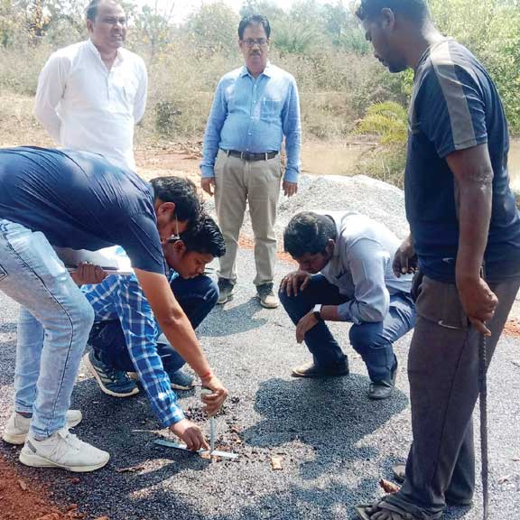 कलेक्टर ने सडक़ गुणवत्ता परखी
