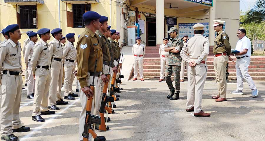 एसपी ने थाना बयानार का किया वार्षिक निरीक्षण, जवानों की सुनी समस्याएं एसपी ने थाना बयानार का किया वार्षिक निरीक्षण, जवानों की सुनी समस्याएं