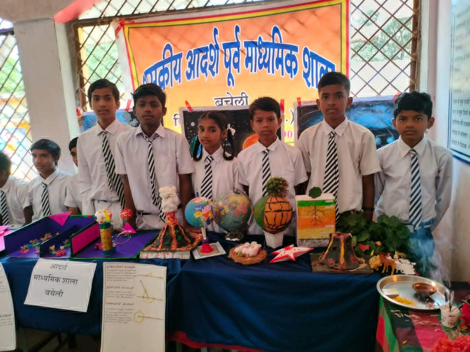 स्कूल में कबाड़ से जुगाड़ प्रदर्शनी 