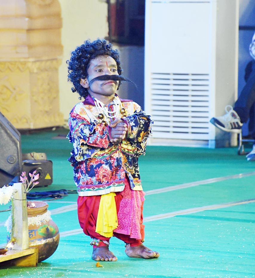 बौना कलाकार बना मेले का मुख्य आकर्षण