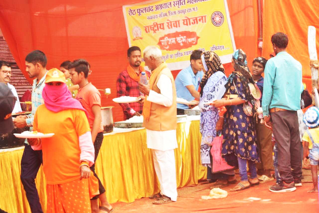 भंडारे में मिल रहा भरपेट भोजन भंडारे में मिल रहा भरपेट भोजन