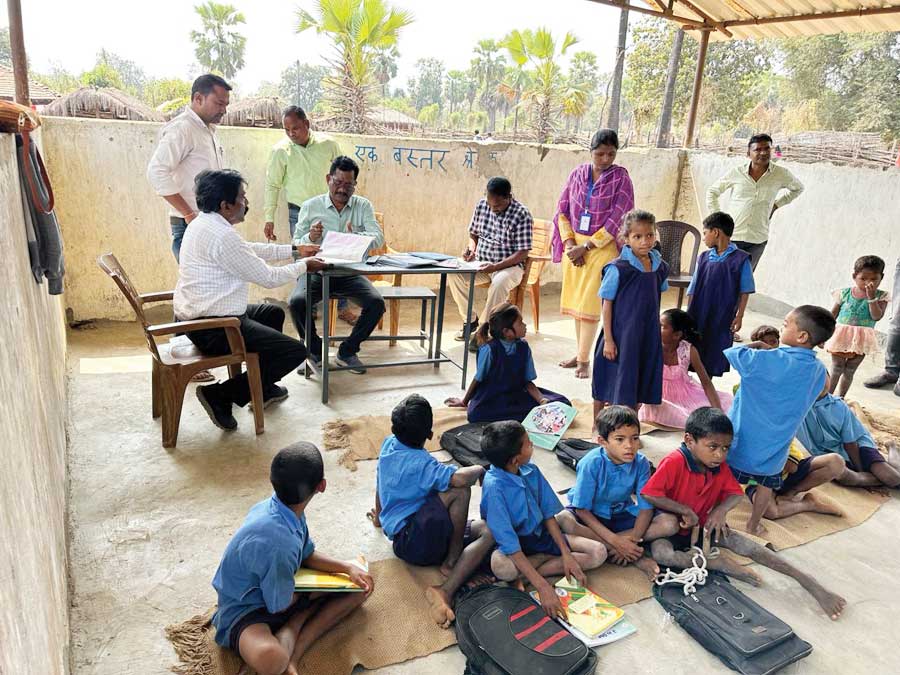 शिक्षा की गुणवत्ता परखने, पहली बार डीईओ अतिसंवेदनशील सेंड्रा व पिल्लूर पहुंचे शिक्षा की गुणवत्ता परखने, पहली बार डीईओ अतिसंवेदनशील सेंड्रा व पिल्लूर पहुंचे