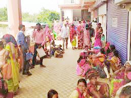 महतारी वंदन योजना का लाभ लेने एटीपी सक्रिय करने बैंक के चक्कर 