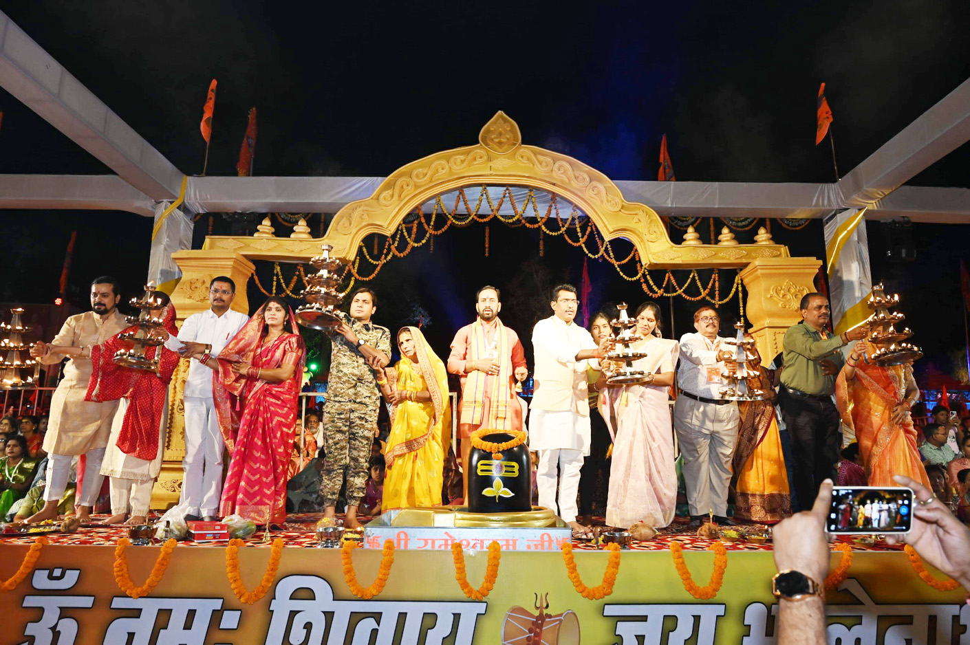 राजिम कुंभ में प्रतिदिन हो रही महानदी की महाआरती राजिम कुंभ में प्रतिदिन हो रही महानदी की महाआरती