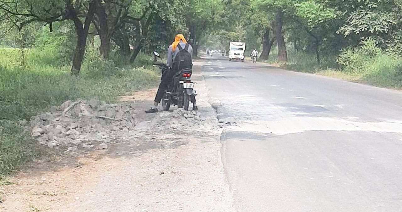 बिना तिरपाल ढके ट्रक सारंगढ़ क्षेत्र के सडक़ों पर गिरा रही है फ्लाईऐश