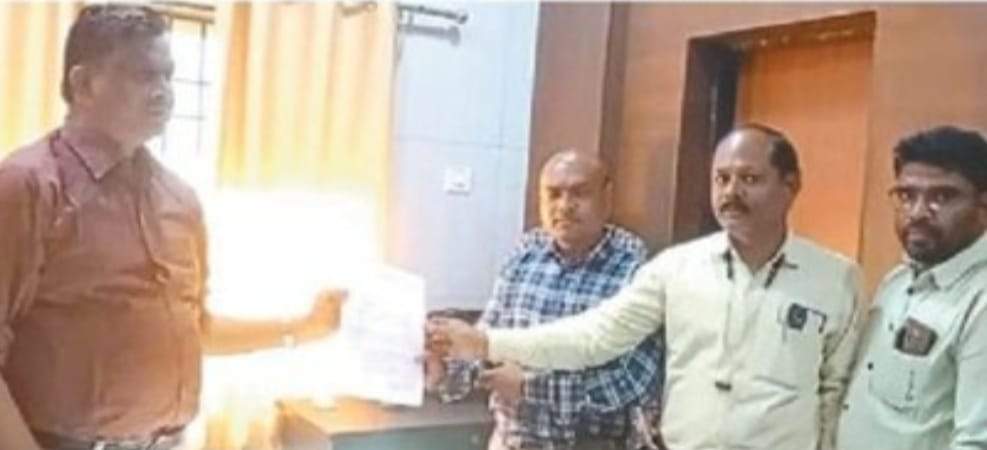 धान का परिवहन नहीं होने से सूखत  की सता रही चिंता, सौंपा ज्ञापन 