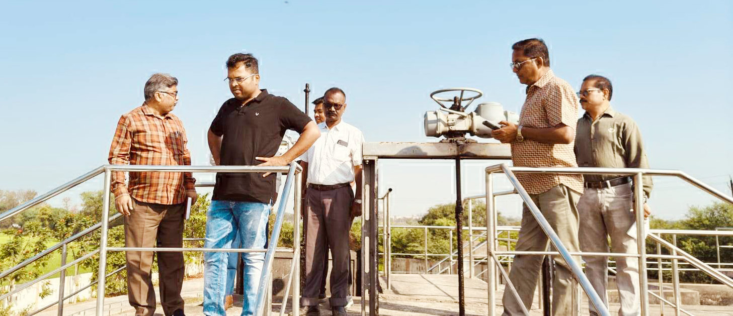 मोहारा जल संयंत्र का आयुक्त ने किया निरीक्षण मोहारा जल संयंत्र का आयुक्त ने किया निरीक्षण