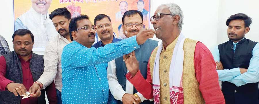 मंत्री रामविचार नेताम का भाजपाइयों ने मनाया जन्मदिन