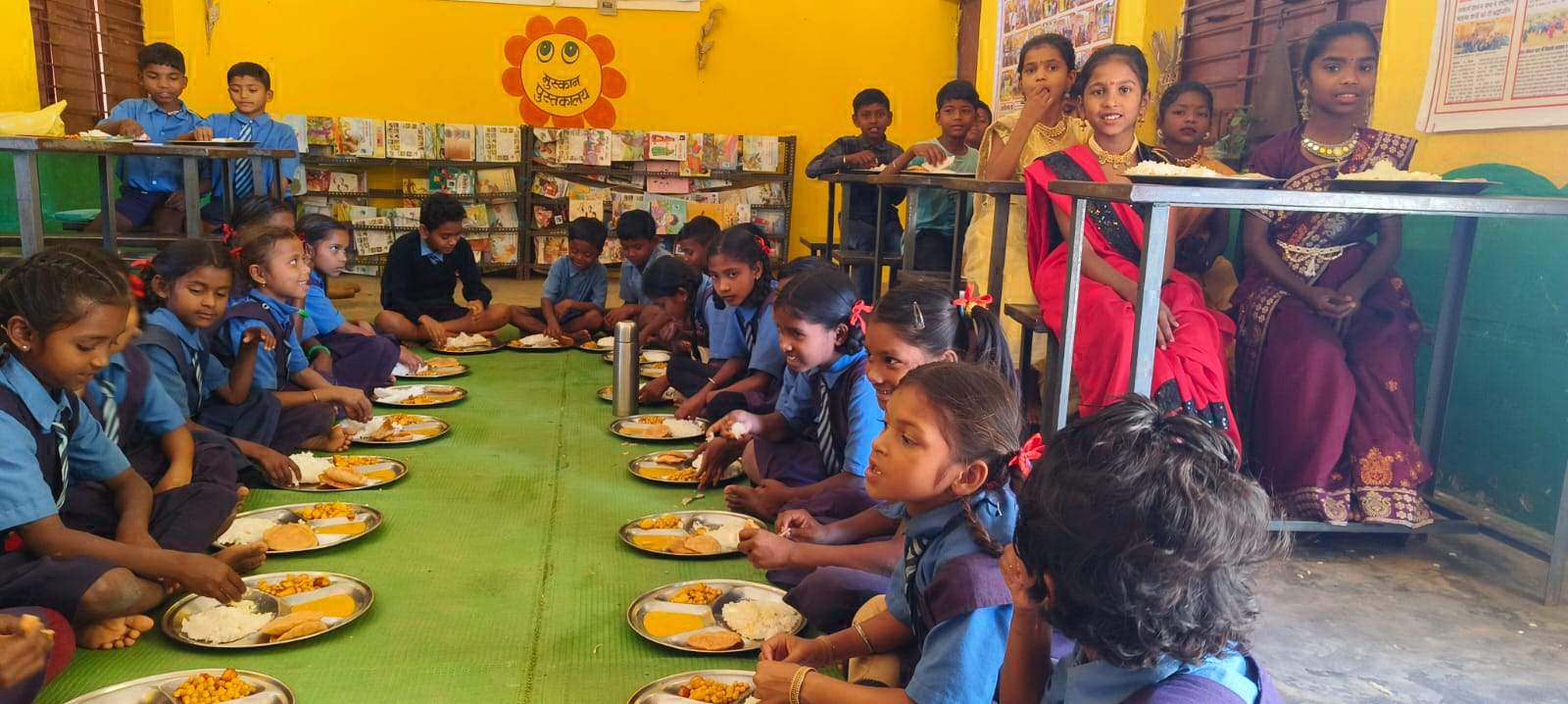 बेटी के विवाह पर स्कूली बच्चों को न्यौता भोज बेटी के विवाह पर स्कूली बच्चों को न्यौता भोज