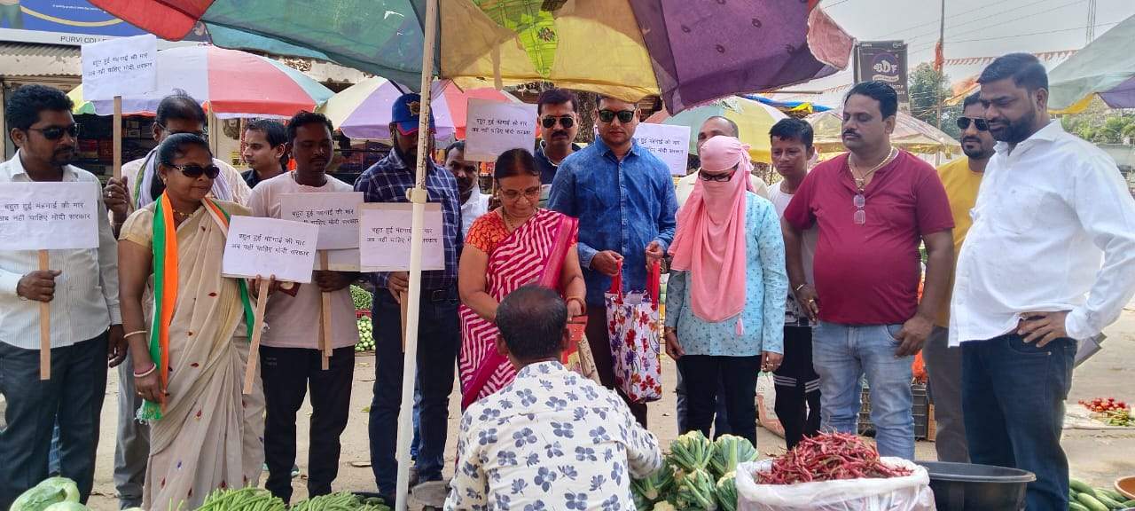 बढ़ती महंगाई के खिलाफ कांग्रेस का प्रदर्शन