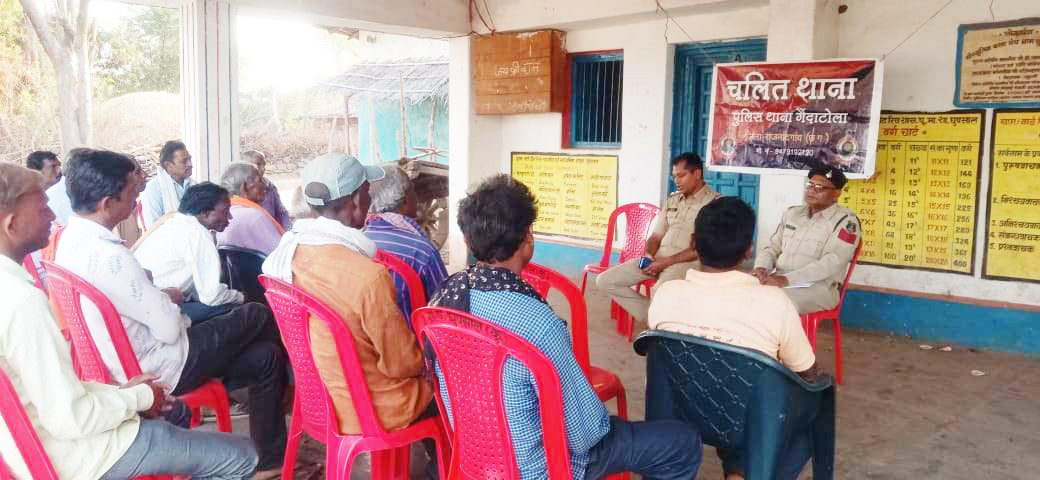 चलित थाना में पुलिस ने सुनी समस्याएं चलित थाना में पुलिस ने सुनी समस्याएं