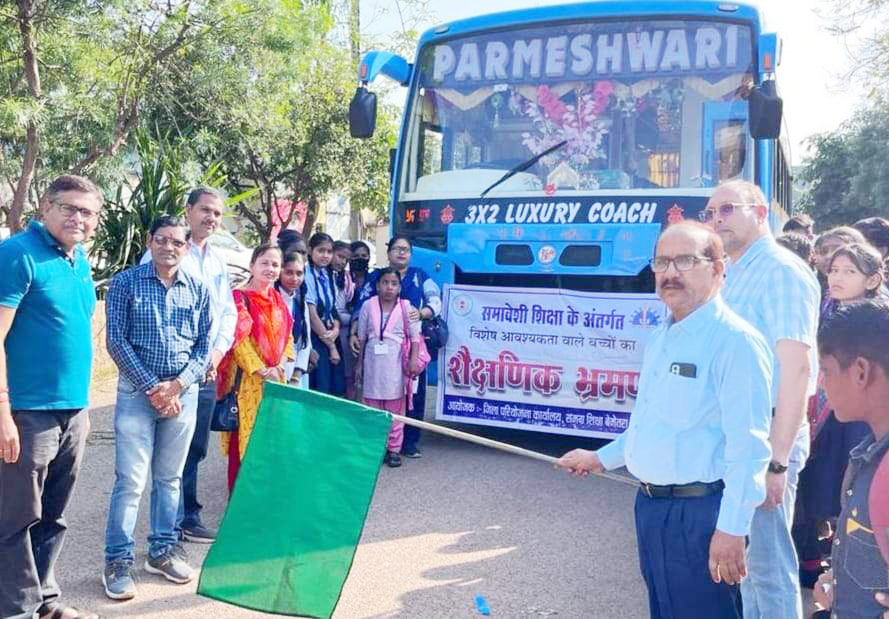 शैक्षणिक भ्रमण बस को डीईओ ने  झंडी दिखा किया रवाना 