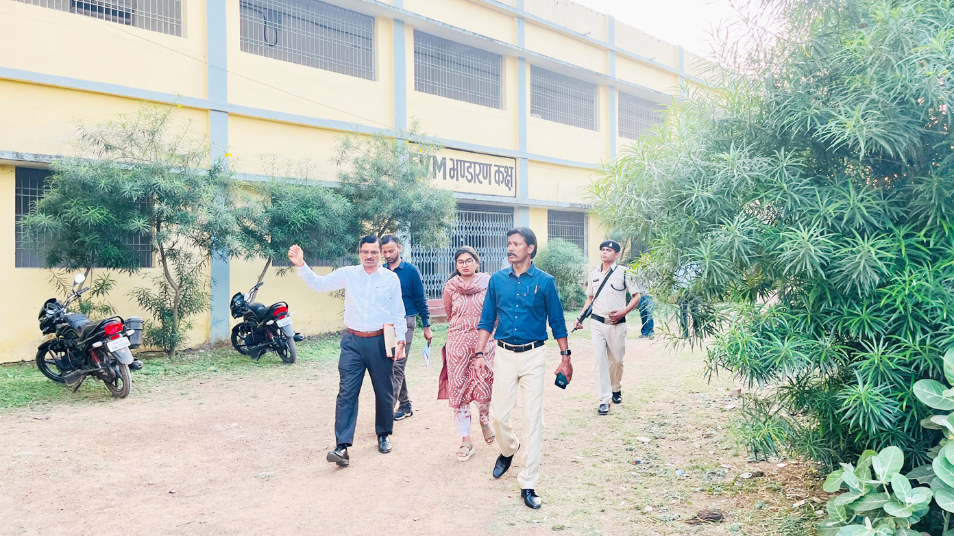 कलेक्टर ने ईवीएम वेयर हाउस का किया निरीक्षण